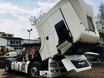 Камион MAN с повдигната кабина за сервизно обслужване