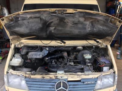 Снимка на отворен двигател на Mercedes 310D – сервизна проверка и ремонт
