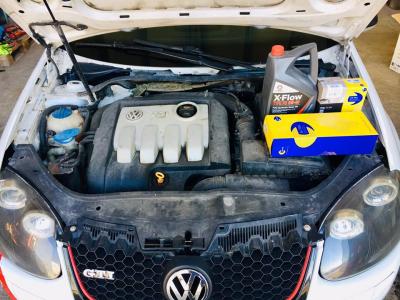 Отворен двигател на VW Golf GTI с подготвени продукти за смяна на масло – Kixx и филтър