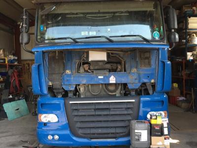 Камион DAF в сервиз с повдигната кабина за ремонт на двигател